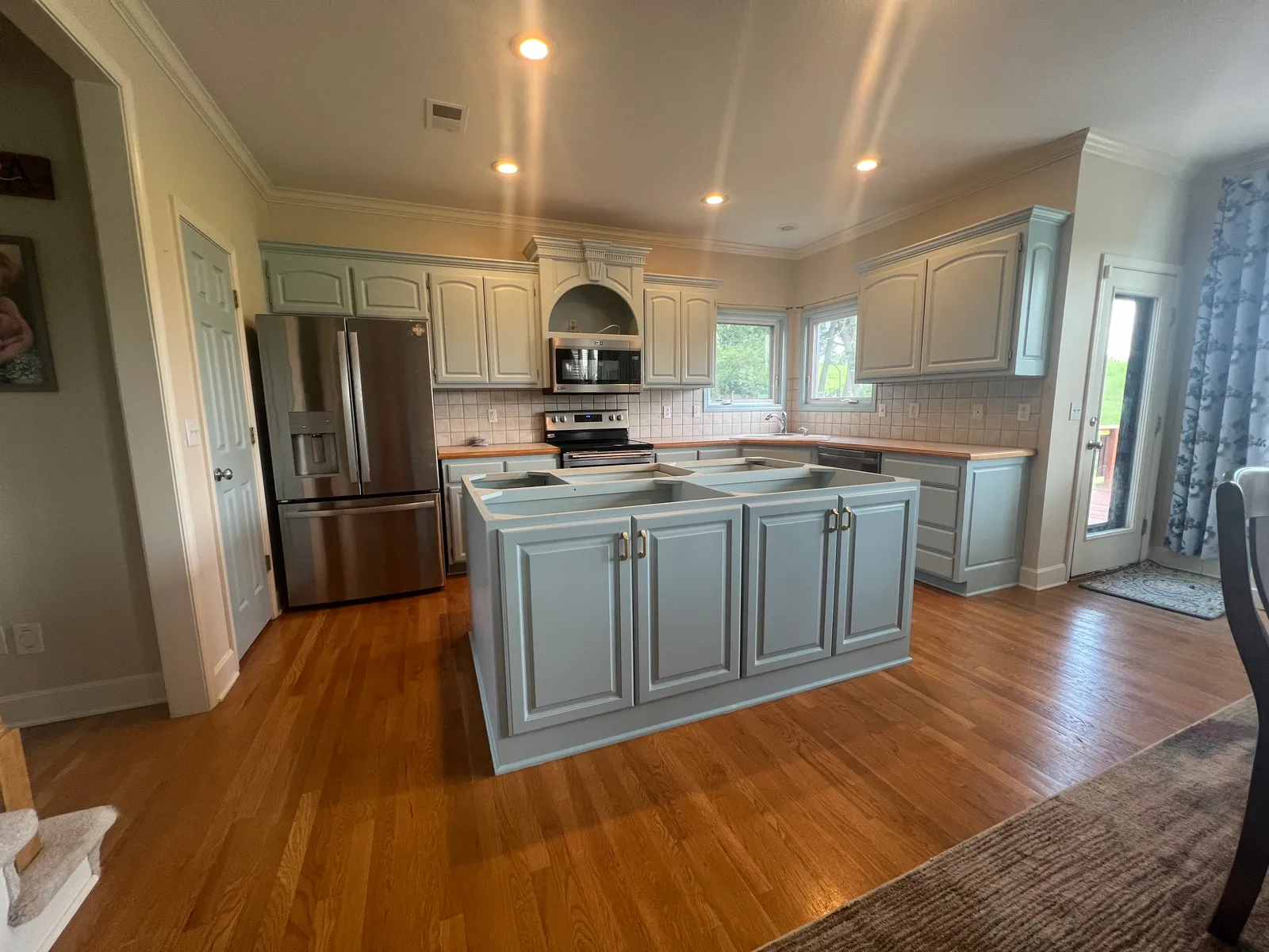 Kitchen with two-tone painted cabinets